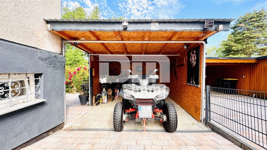 Umfangreich saniertes Zweifamilienhaus + Carport auf großem Grundstück mit Traumgarten - Carport